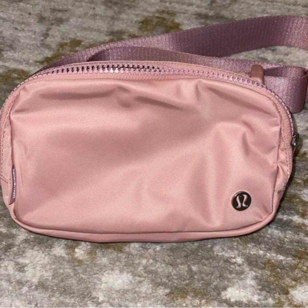 Lululemon belt bag Pink color Fanny bag , Brand NWT - Picture 2 of 3